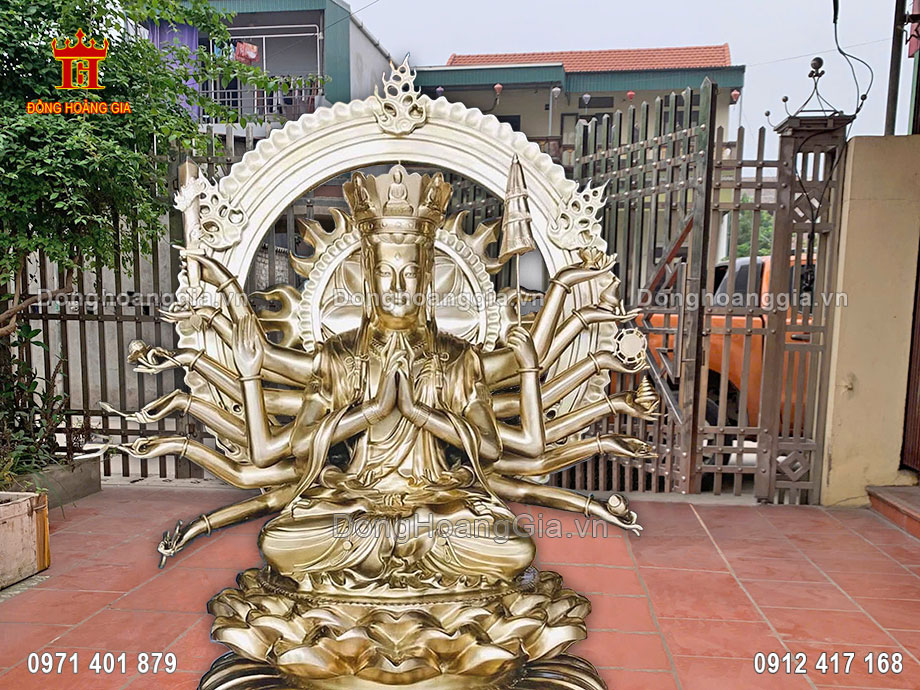Từng đường nét trên pho tượng được chế tác thủ công tinh xảo